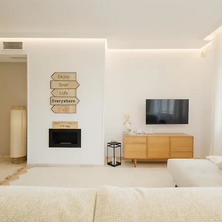 Holiday home 3-story Townhouse For 7, Newly Renovated, Terrace, Bbq, And Access In Arenal,