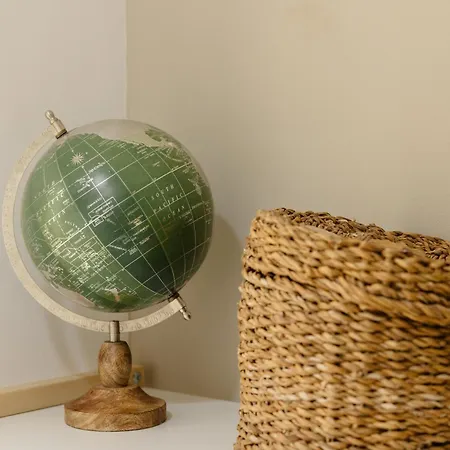 Vakantiehuis 3-story Townhouse For 7, Newly Renovated, Terrace, Bbq, And Access In Arenal,