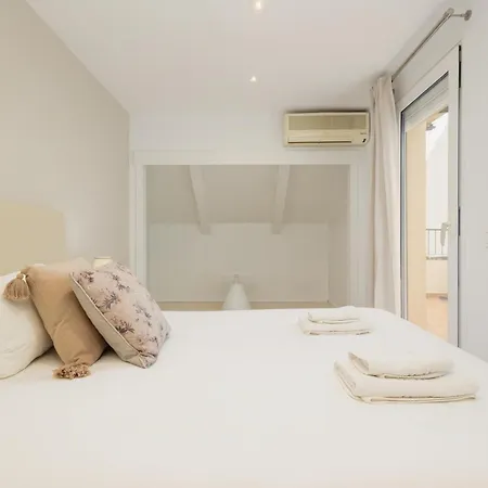 Vakantiehuis 3-story Townhouse For 7, Newly Renovated, Terrace, Bbq, And Access In Arenal, *