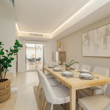 3-story Townhouse For 7, Newly Renovated, Terrace, Bbq, And Access In Arenal, Marbella