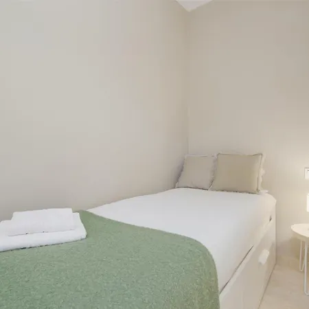 3-story Townhouse For 7, Newly Renovated, Terrace, Bbq, And Access In Arenal, *