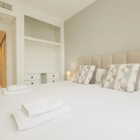 3-story Townhouse For 7, Newly Renovated, Terrace, Bbq, And Access In Arenal, Marbella