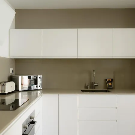 Nyaraló 3-story Townhouse For 7, Newly Renovated, Terrace, Bbq, And Access In Arenal, Marbella