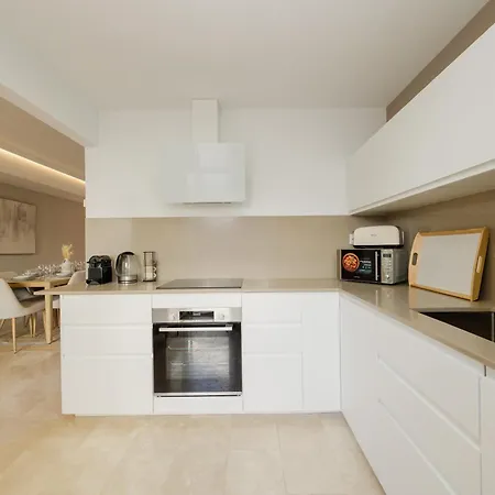 3-story Townhouse For 7, Newly Renovated, Terrace, Bbq, And Access In Arenal,