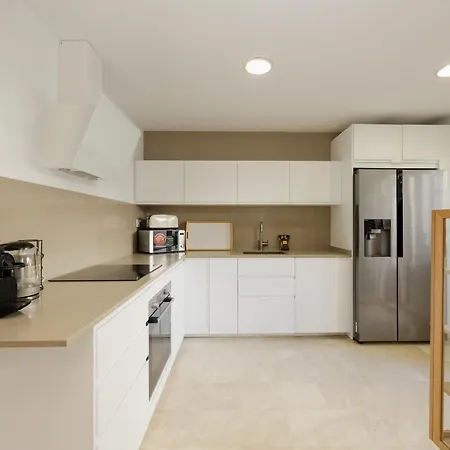 3-story Townhouse For 7, Newly Renovated, Terrace, Bbq, And Access In Arenal, Nyaraló *