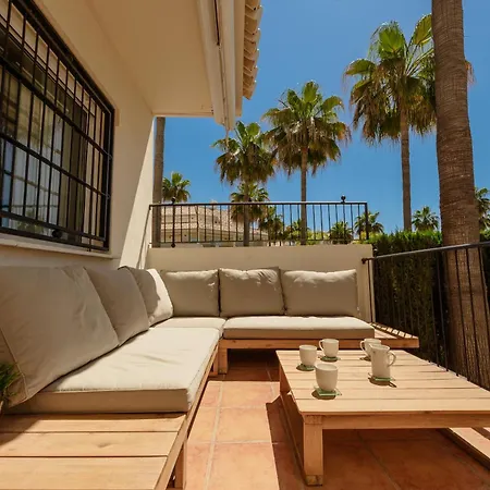 Holiday home 3-story Townhouse For 7, Newly Renovated, Terrace, Bbq, And Access In Arenal, Marbella