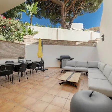 3-story Townhouse For 7, Newly Renovated, Terrace, Bbq, And Access In Arenal, Marbella