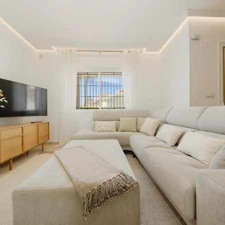 3-story Townhouse For 7, Newly Renovated, Terrace, Bbq, And Access In Arenal,