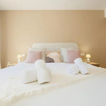 Nyaraló 3-story Townhouse For 7, Newly Renovated, Terrace, Bbq, And Access In Arenal, *