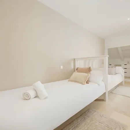 3-story Townhouse For 7, Newly Renovated, Terrace, Bbq, And Access In Arenal, *