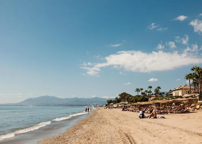 別荘 3-story Townhouse For 7, Newly Renovated, Terrace, Bbq, And Access In Arenal, マルベーリャ