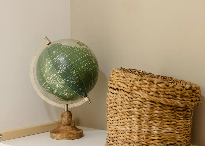 Dom wakacyjny 3-story Townhouse For 7, Newly Renovated, Terrace, Bbq, And Access In Arenal,