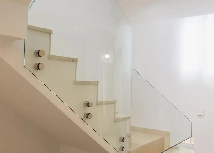 3-story Townhouse For 7, Newly Renovated, Terrace, Bbq, And Access In Arenal, Dom wakacyjny Marbella