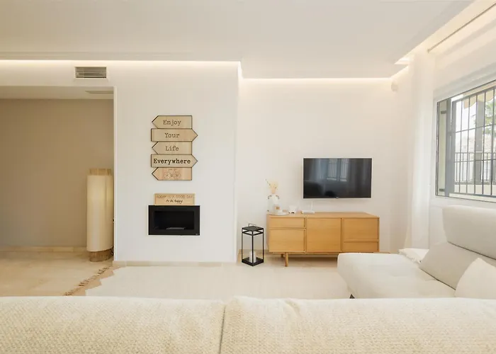 Dom wakacyjny 3-story Townhouse For 7, Newly Renovated, Terrace, Bbq, And Access In Arenal,