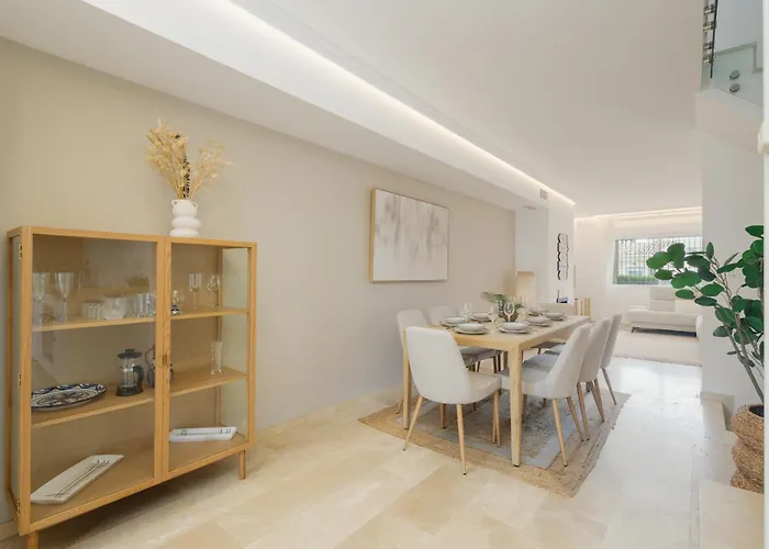 3-story Townhouse For 7, Newly Renovated, Terrace, Bbq, And Access In Arenal, マルベーリャ