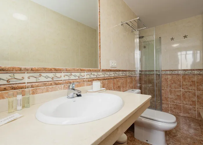 別荘 3-story Townhouse For 7, Newly Renovated, Terrace, Bbq, And Access In Arenal, マルベーリャ