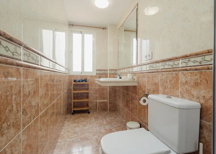 3-story Townhouse For 7, Newly Renovated, Terrace, Bbq, And Access In Arenal, Marbella