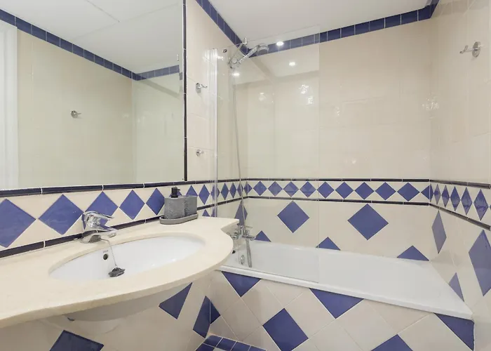 3-story Townhouse For 7, Newly Renovated, Terrace, Bbq, And Access In Arenal,