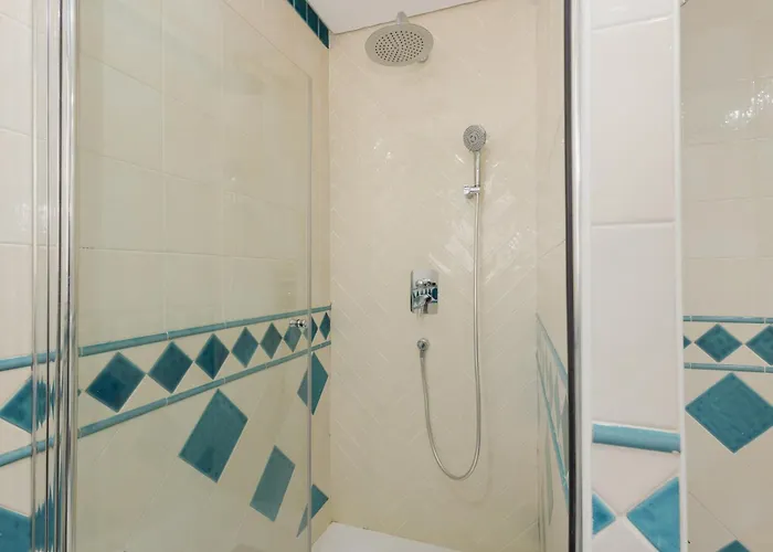 3-story Townhouse For 7, Newly Renovated, Terrace, Bbq, And Access In Arenal, Tatil Evi Marbella