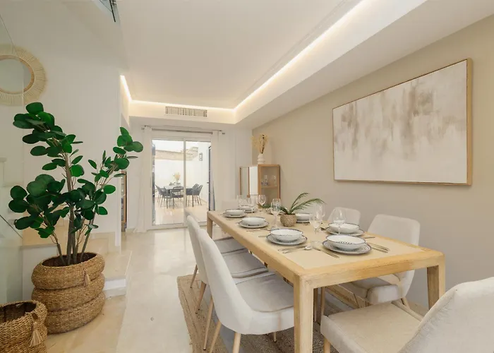 3-story Townhouse For 7, Newly Renovated, Terrace, Bbq, And Access In Arenal, マルベーリャ