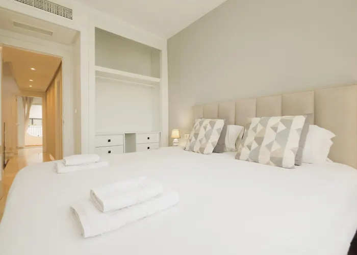 3-story Townhouse For 7, Newly Renovated, Terrace, Bbq, And Access In Arenal, Marbella