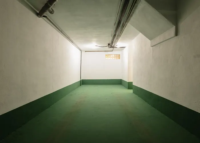 3-story Townhouse For 7, Newly Renovated, Terrace, Bbq, And Access In Arenal, 別荘