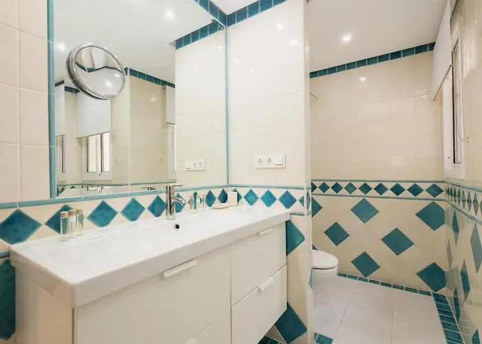 3-story Townhouse For 7, Newly Renovated, Terrace, Bbq, And Access In Arenal, Dom wakacyjny