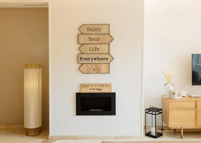 3-story Townhouse For 7, Newly Renovated, Terrace, Bbq, And Access In Arenal, Marbella