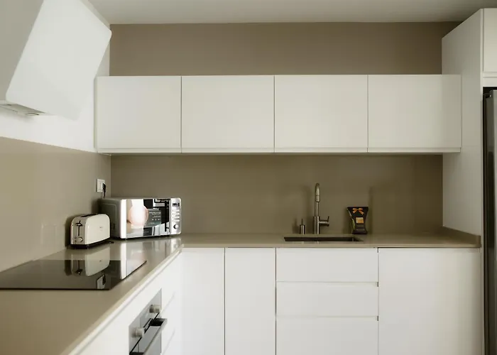 Dom wakacyjny 3-story Townhouse For 7, Newly Renovated, Terrace, Bbq, And Access In Arenal, Marbella