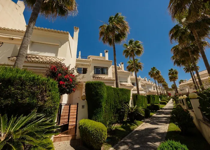 3-story Townhouse For 7, Newly Renovated, Terrace, Bbq, And Access In Arenal, 別荘