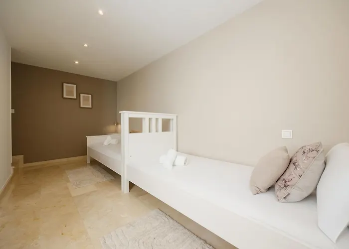 3-story Townhouse For 7, Newly Renovated, Terrace, Bbq, And Access In Arenal, 別荘 マルベーリャ