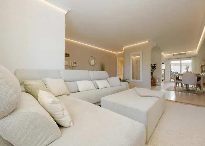 3-story Townhouse For 7, Newly Renovated, Terrace, Bbq, And Access In Arenal, マルベーリャ