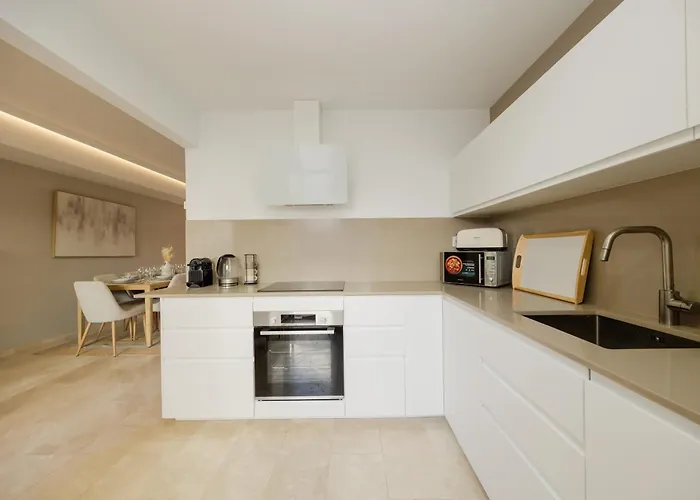 3-story Townhouse For 7, Newly Renovated, Terrace, Bbq, And Access In Arenal,