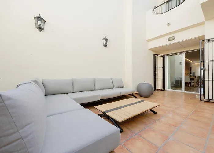 3-story Townhouse For 7, Newly Renovated, Terrace, Bbq, And Access In Arenal, Tatil Evi