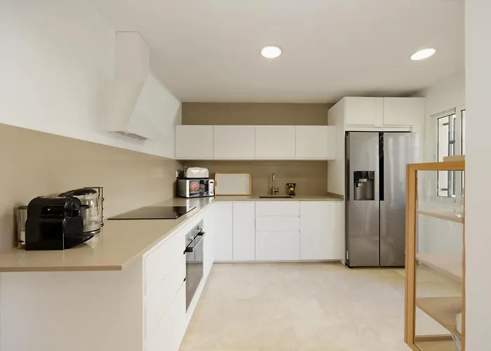 3-story Townhouse For 7, Newly Renovated, Terrace, Bbq, And Access In Arenal, Dom wakacyjny *