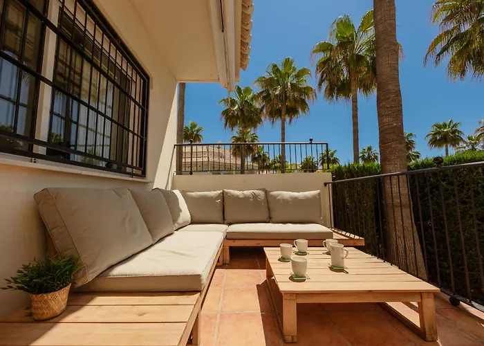 別荘 3-story Townhouse For 7, Newly Renovated, Terrace, Bbq, And Access In Arenal, マルベーリャ