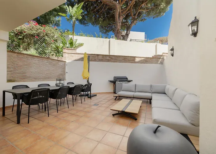 3-story Townhouse For 7, Newly Renovated, Terrace, Bbq, And Access In Arenal, マルベーリャ