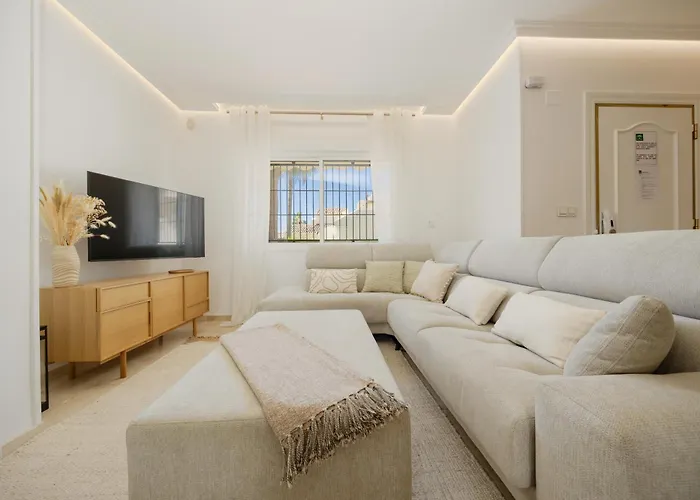 3-story Townhouse For 7, Newly Renovated, Terrace, Bbq, And Access In Arenal,