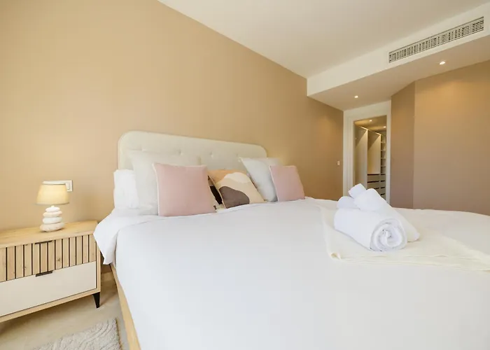 3-story Townhouse For 7, Newly Renovated, Terrace, Bbq, And Access In Arenal, Tatil Evi