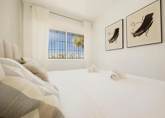 3-story Townhouse For 7, Newly Renovated, Terrace, Bbq, And Access In Arenal, 別荘