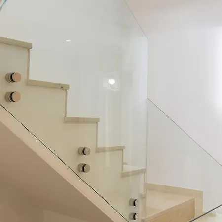 3-story Townhouse For 7, Newly Renovated, Terrace, Bbq, And Access In Arenal, Casa de Férias Marbella