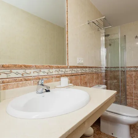 Casa de Férias 3-story Townhouse For 7, Newly Renovated, Terrace, Bbq, And Access In Arenal, Marbella