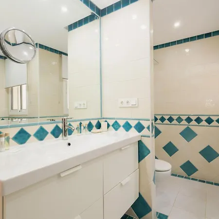 3-story Townhouse For 7, Newly Renovated, Terrace, Bbq, And Access In Arenal, Casa de Férias