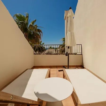 Casa de Férias 3-story Townhouse For 7, Newly Renovated, Terrace, Bbq, And Access In Arenal, *