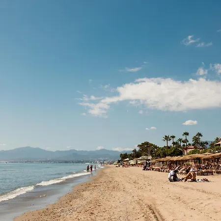 Сasa de vacaciones 3-story Townhouse For 7, Newly Renovated, Terrace, Bbq, And Access In Arenal, Marbella