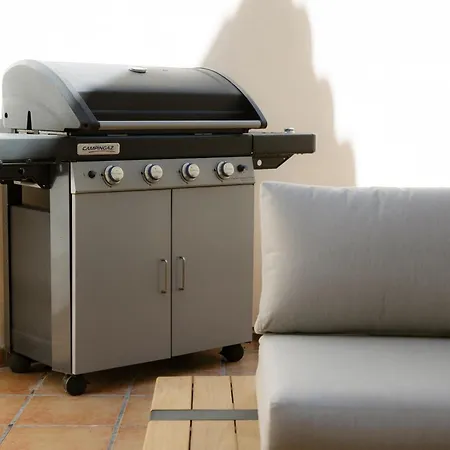 3-story Townhouse For 7, Newly Renovated, Terrace, Bbq, And Access In Arenal, Сasa de vacaciones