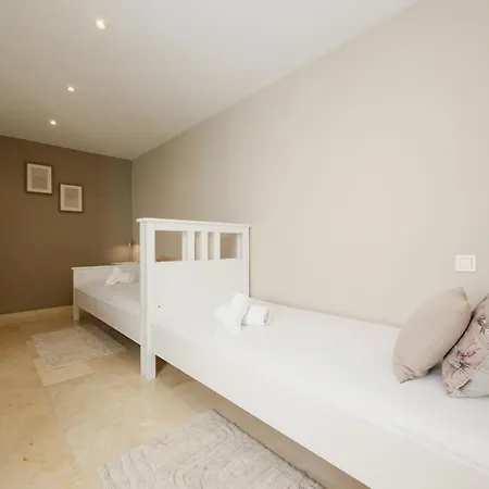 3-story Townhouse For 7, Newly Renovated, Terrace, Bbq, And Access In Arenal, Сasa de vacaciones Marbella