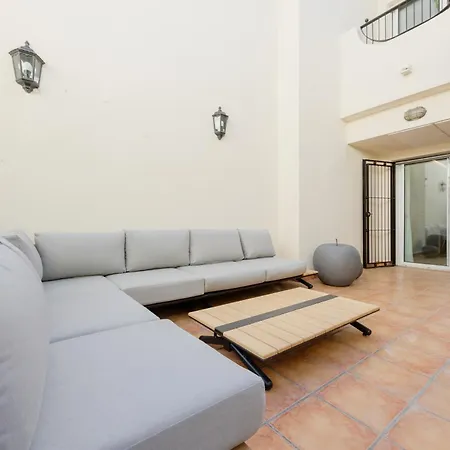 3-story Townhouse For 7, Newly Renovated, Terrace, Bbq, And Access In Arenal, Сasa de vacaciones