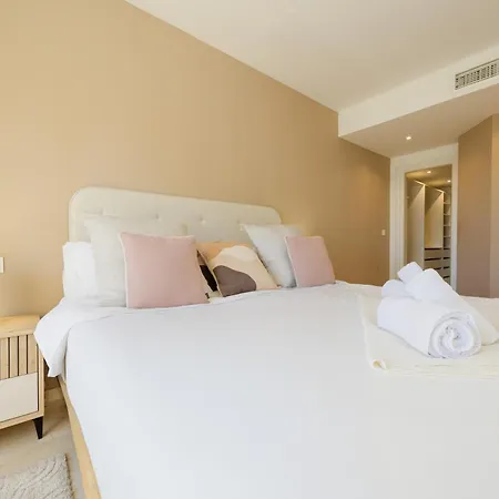 3-story Townhouse For 7, Newly Renovated, Terrace, Bbq, And Access In Arenal, Сasa de vacaciones